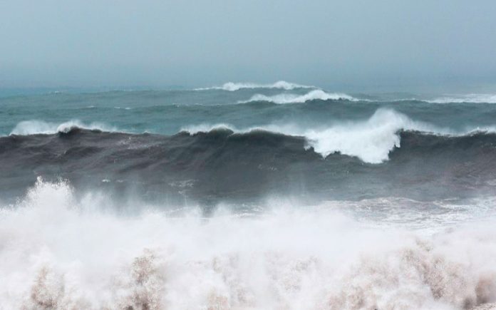 Marinha alerta para ondas de até 4 metros e ventos no litoral do ES 1