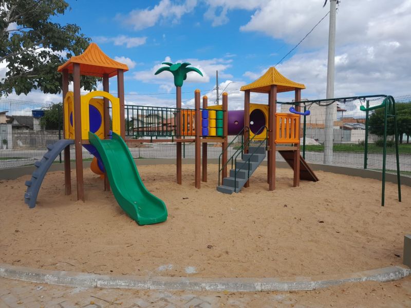 Praça do Bairro Riviera em Jaguaré recebe parquinho para a criançada -  Regional ES